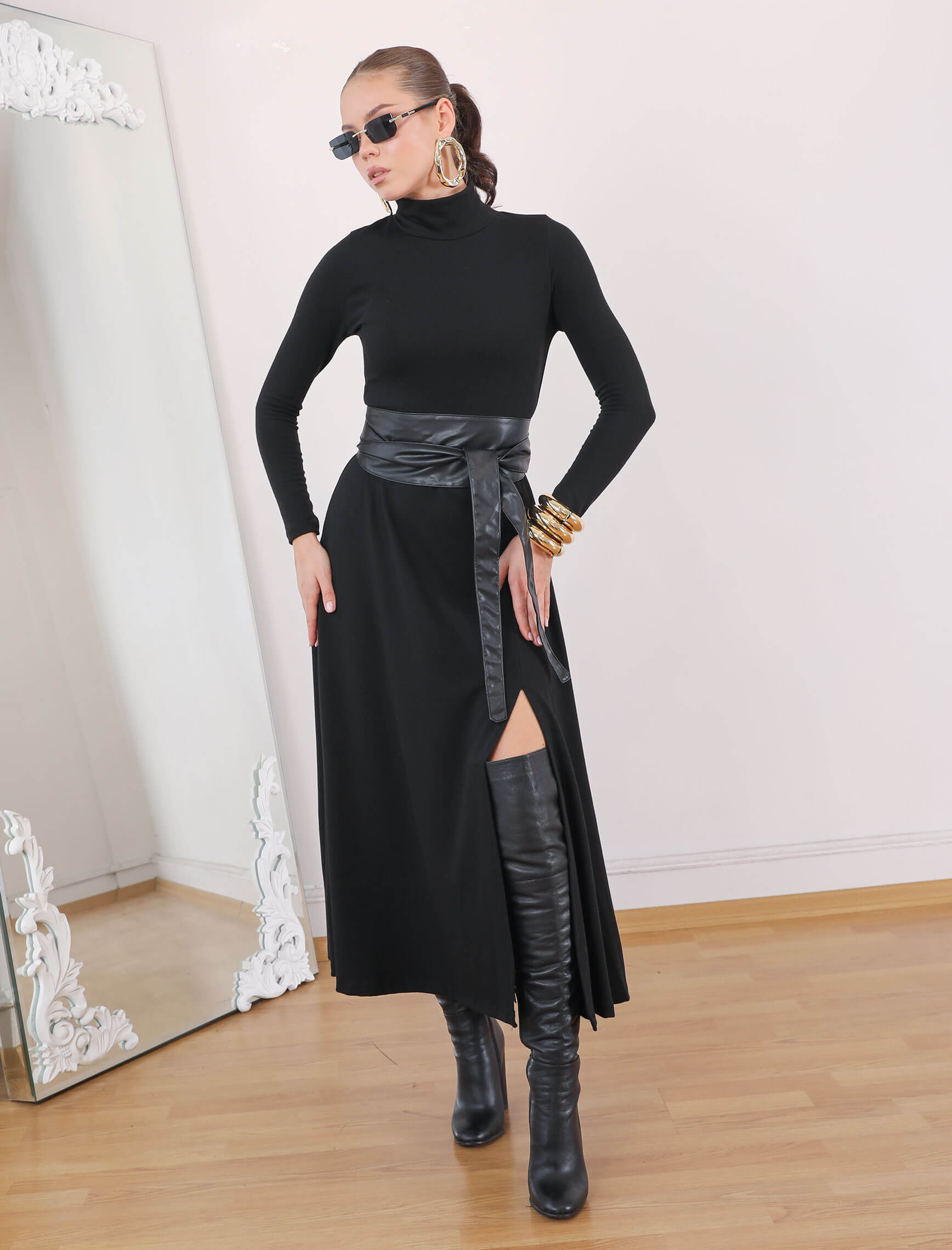 Siyah Boğazlı Yan Yırtmaç Elbise - Görsel 7