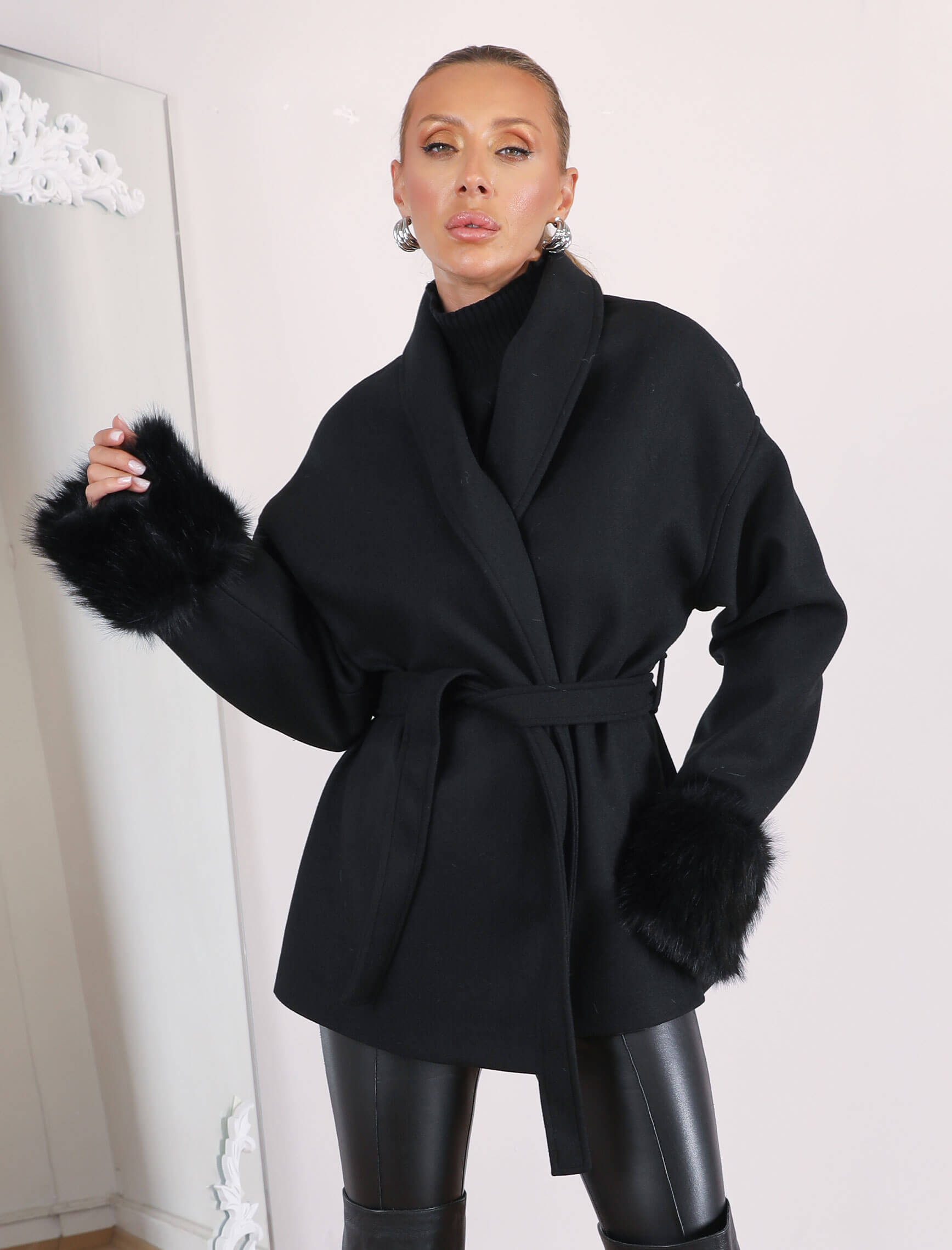 Siyah Kolu Kürk Kaşe Ceket