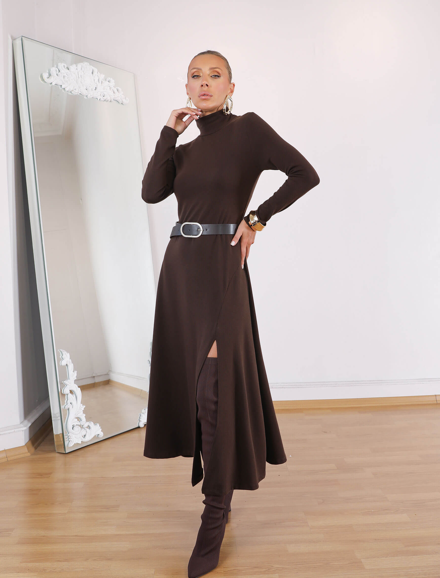 Kahve Boğazlı Yan Yırtmaç Elbise