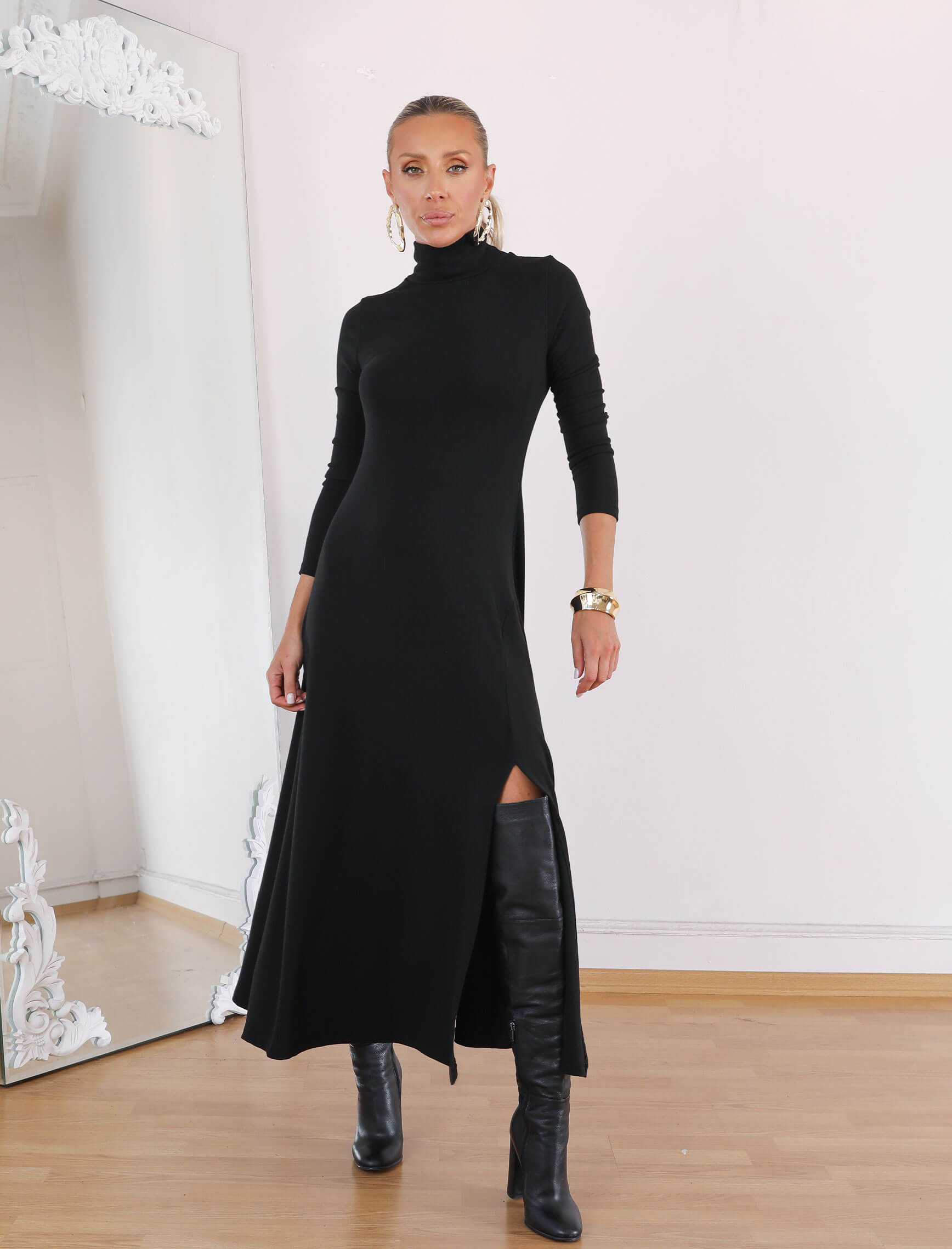 Siyah Boğazlı Yan Yırtmaç Elbise